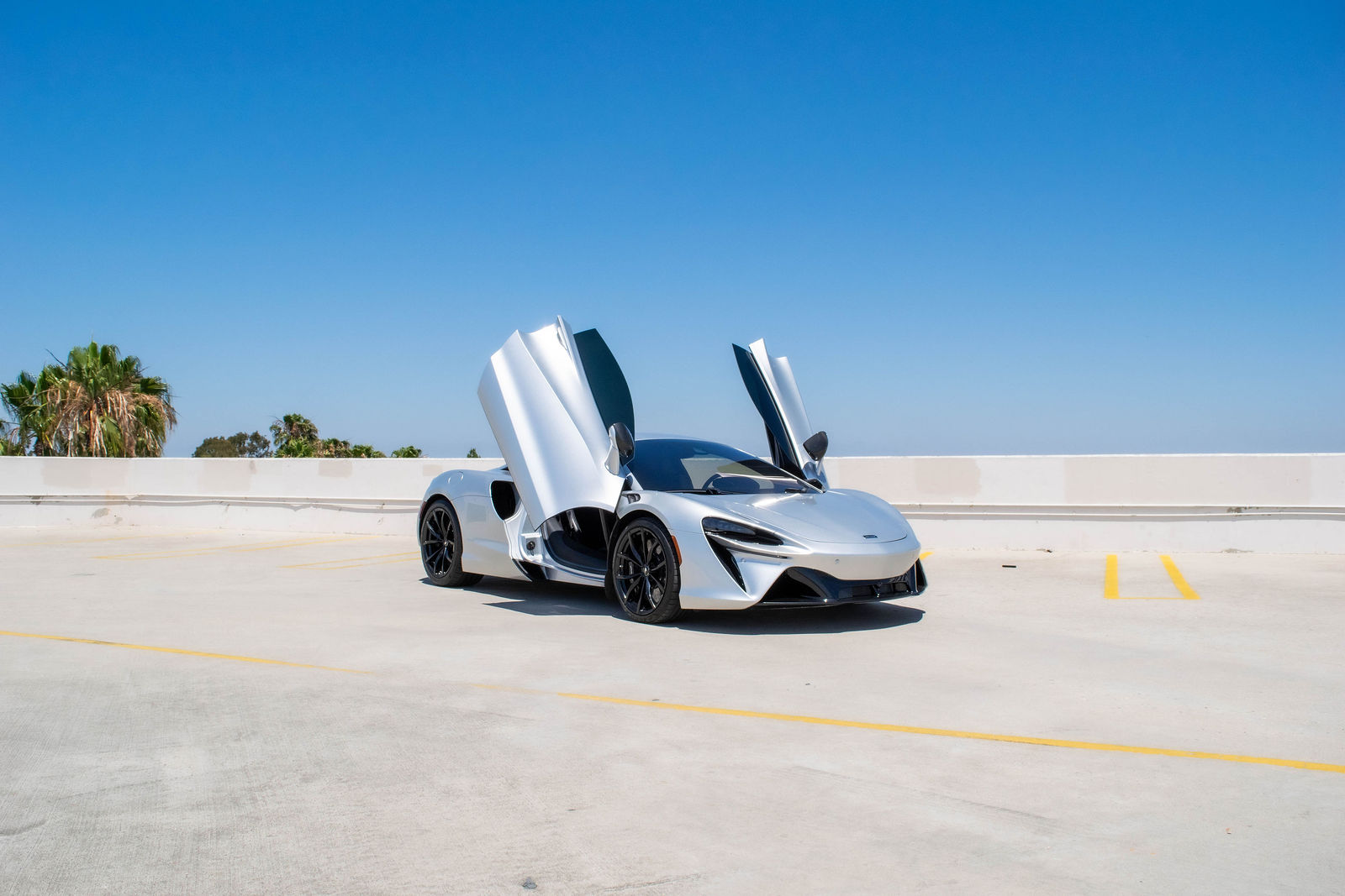 2023 McLaren Artura Coupe photo 2