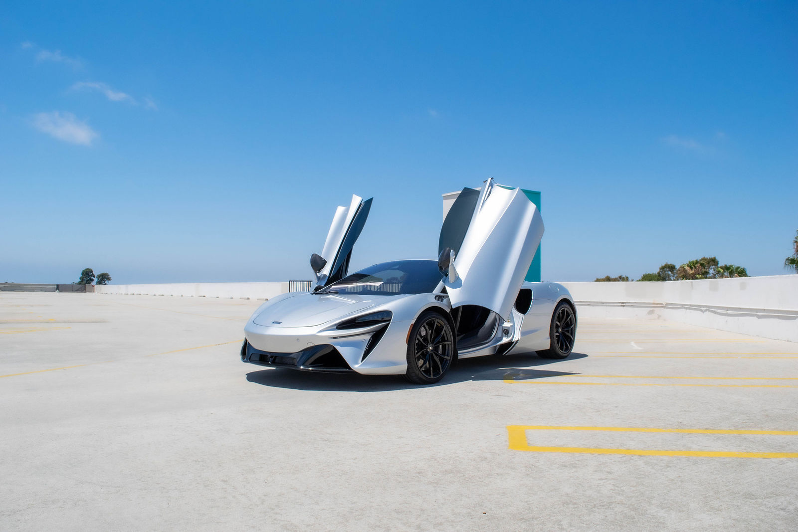 2023 McLaren Artura Coupe photo 4