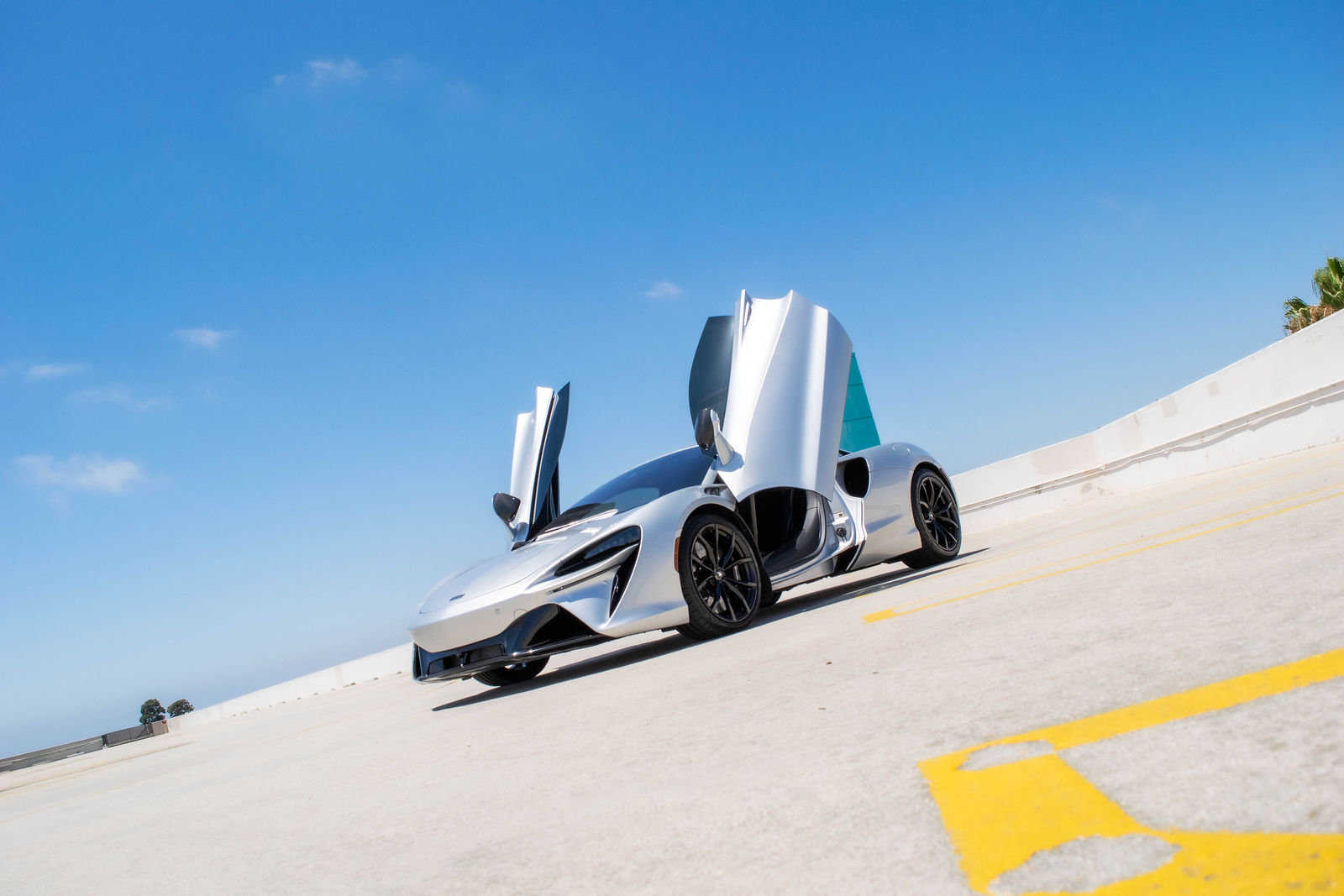 2023 McLaren Artura Coupe photo 5